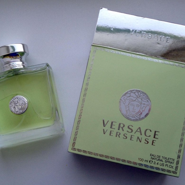 Versace versense купить. Туалетная вода Versace Versense. Версенс от Версаче. Versense Versace Green. Версаче духи зеленые.