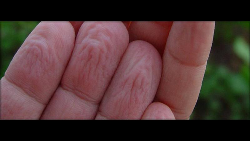 Руки после ванны. Сморщенная кожа на пальцах рук. Сморщеннаянная кожа пальцев на ладонях.