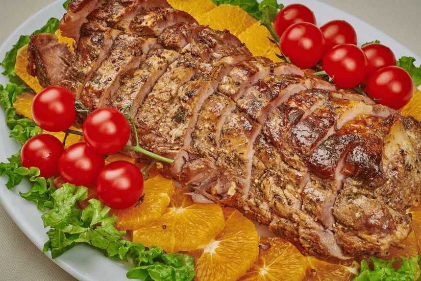 Вкусное мясо на праздничный стол. Шейка запеченная в духовке. Шейка свиная запеченная. Мясные блюда на праздничный стол. Свинина в духовке.