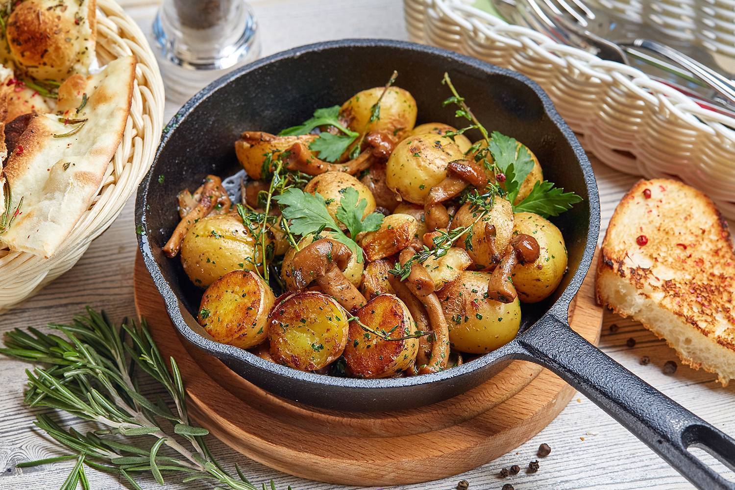 Простые рецепты блюд на каждый. Блюда. Картофель запеченный с грибами. Аппетитная картошка с грибами. Картошка с опятами.