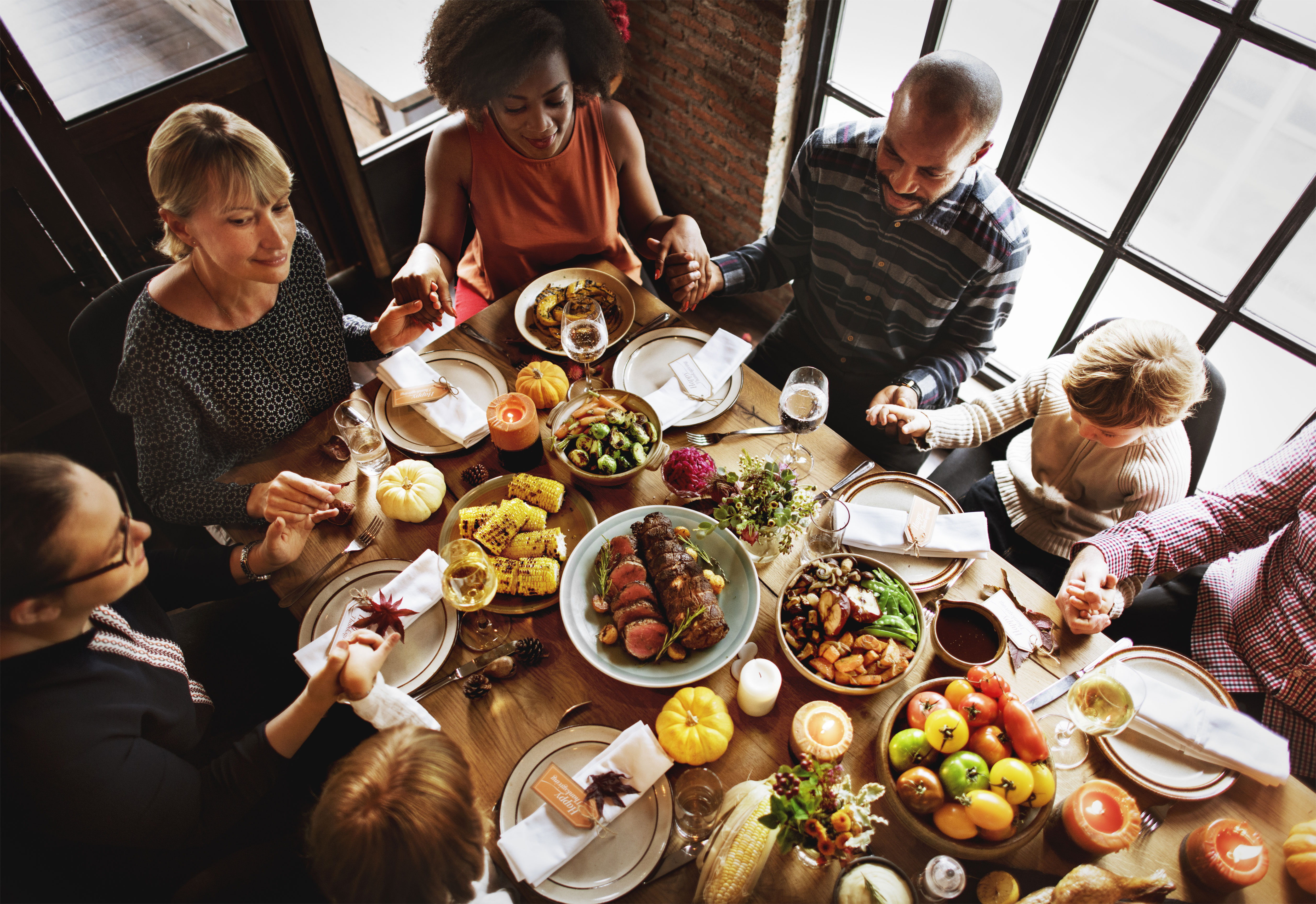 Family food traditions. Семейное застолье. День Благодарения. Ужин с семьей. Семейные традиции семейный ужин.