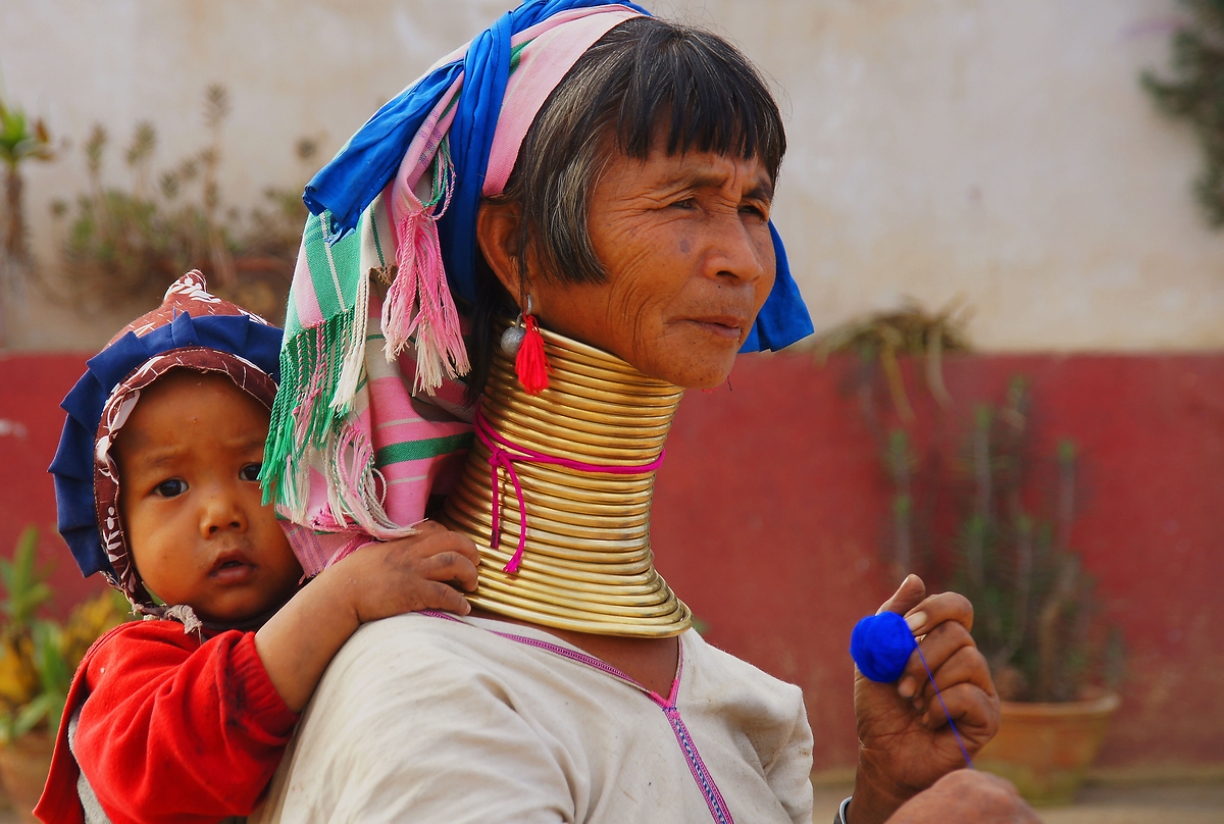 Длинная шея причины. Племя Падаунг Бирма. Женщины племени Падаунг. Падаунг в Мьянме.