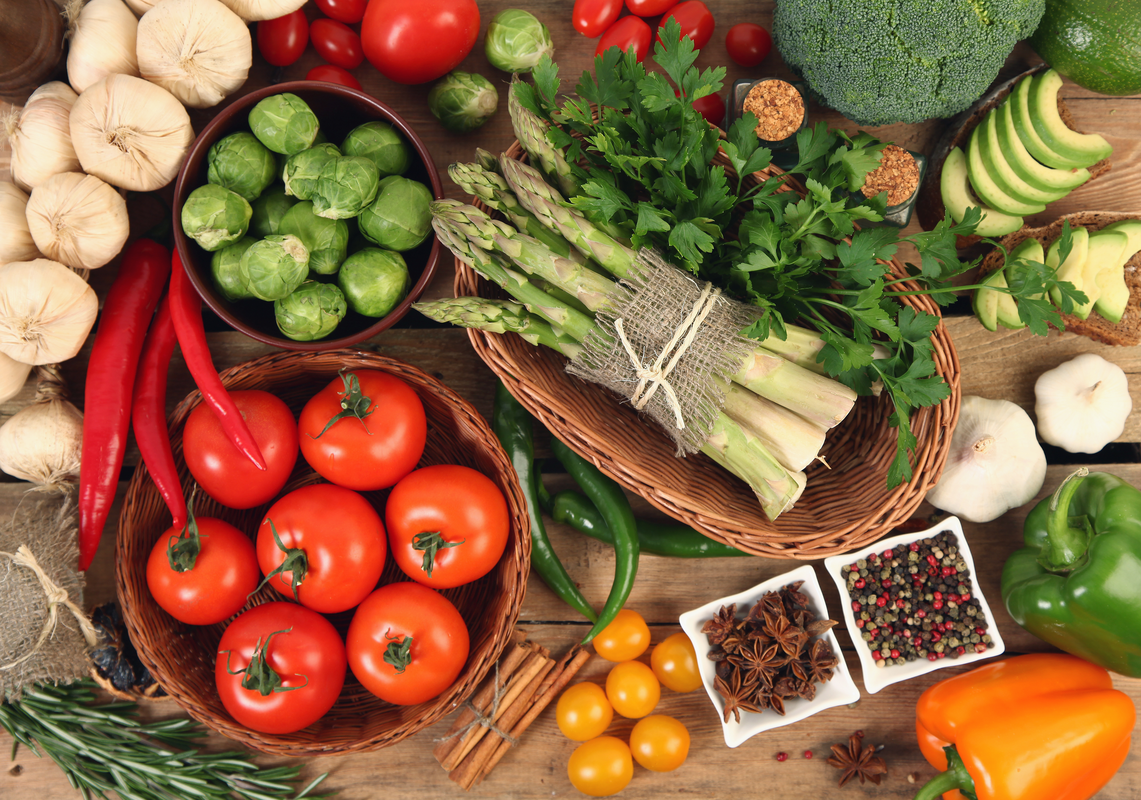 Блюда из сырых продуктов в пост. Продукты овощи. Свежие овощи и зелень. Постная еда. Овощи на столе.