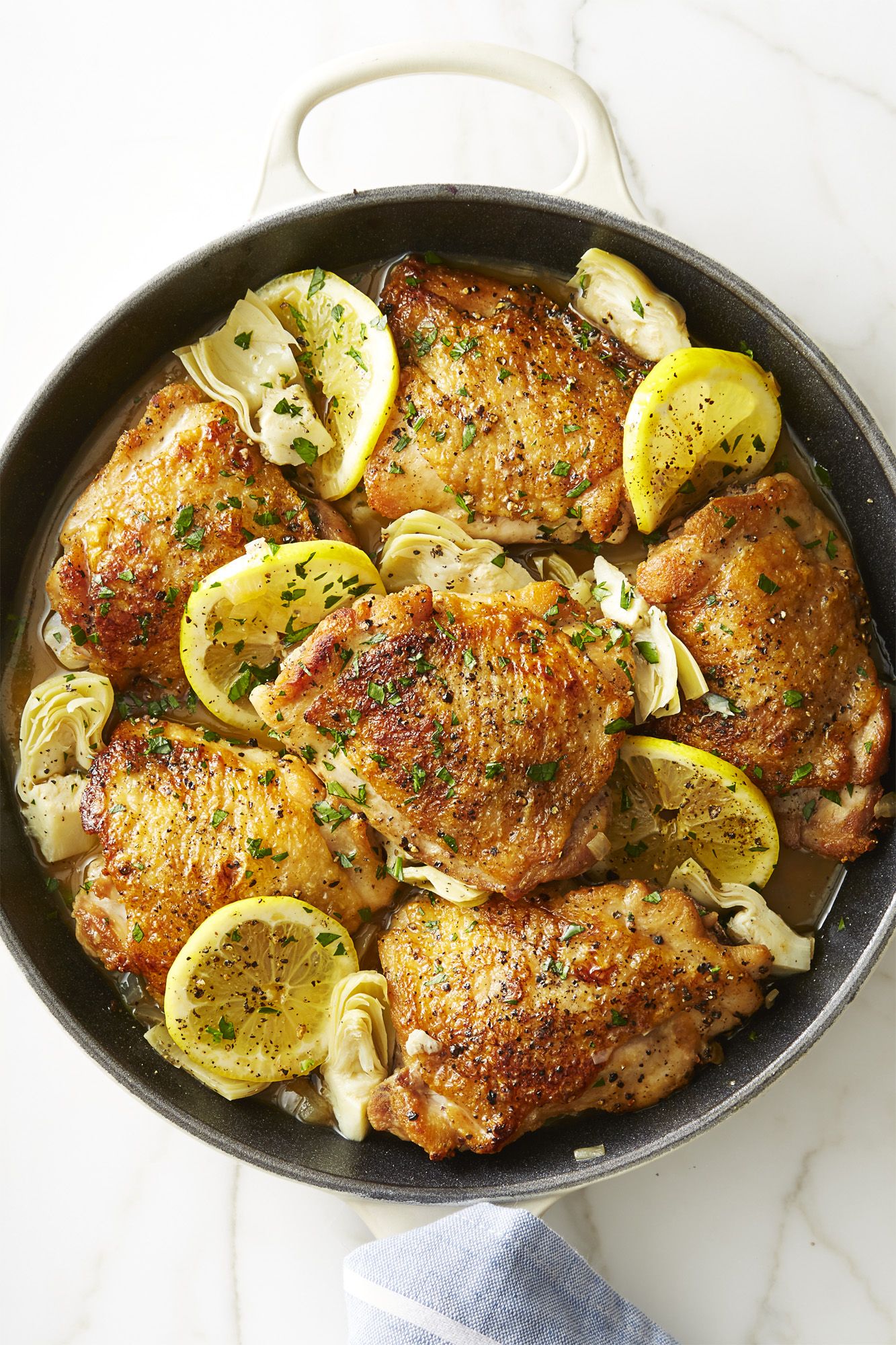 Рецепт домашней курицы на сковороде. Жареная курица на сковороде. Куриные бёдра на сковороде. Бедрышки куриные на сковороде. Бедро куриное запеченное.