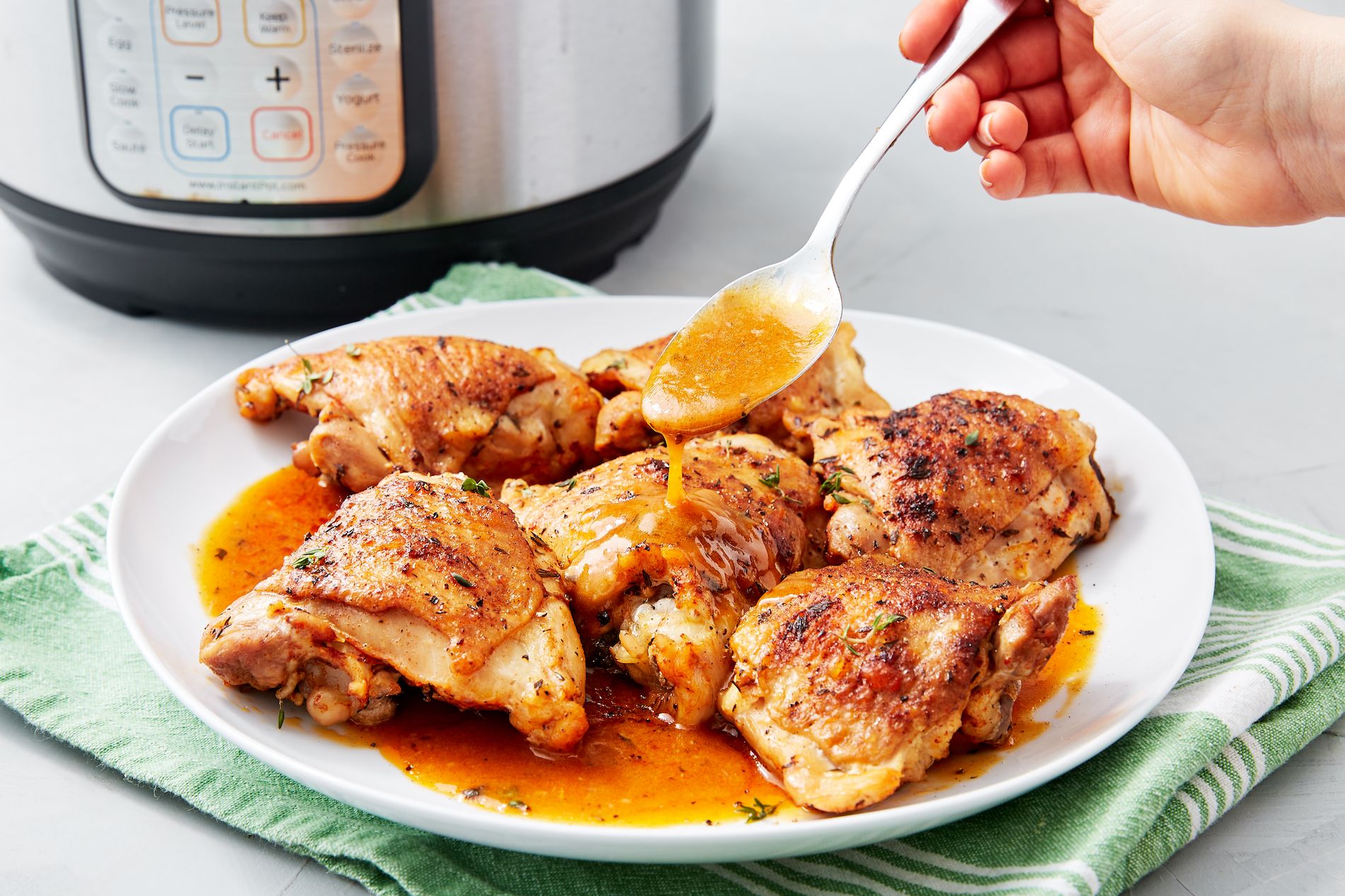 Рецепт домашней курицы на сковороде. Жареная курица. Курица в медово-горчичном соусе. Бедрышки куриные жареные. Блюда из куриных бедер.