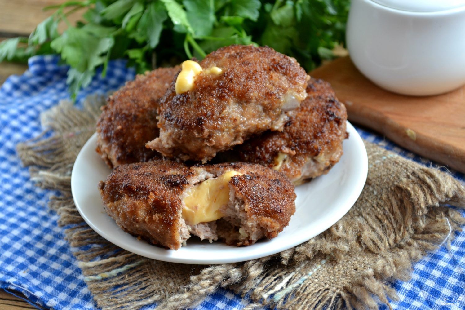 Что приготовить из фарша говядины. Мясные котлеты с сыром. Мясные биточки с сыром. Мясная котлета внутри. Котлеты с начинкой из сыра.