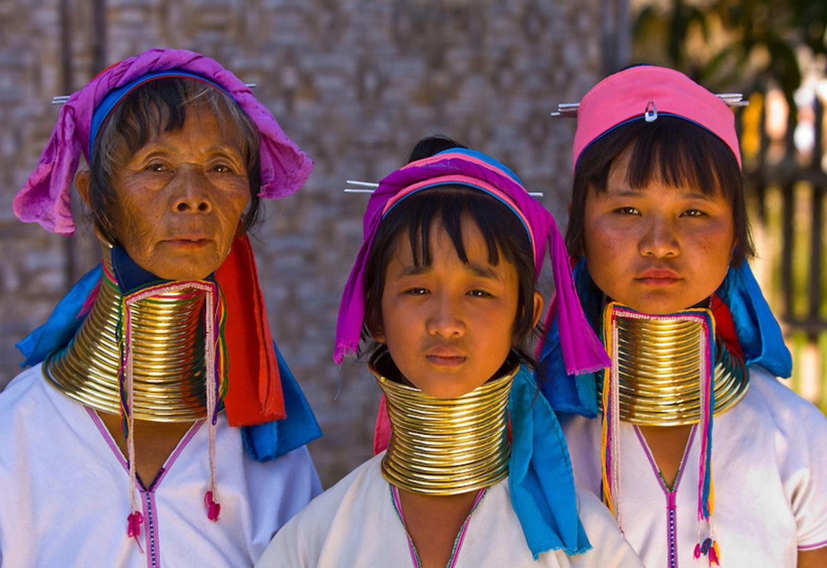 Длинные шеи в африке. Племя Падаунг Бирма. Народ Падаунг в Бирме. Племя Падаунг в Тайланде. Женщины племени Падаунг.