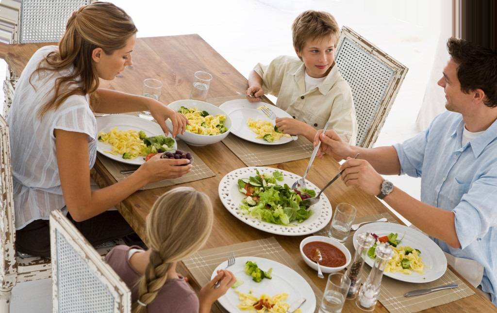 Обеденный почему. Семья обедает. Семья ужинает. Семья за столом. Завтрак для всей семьи.