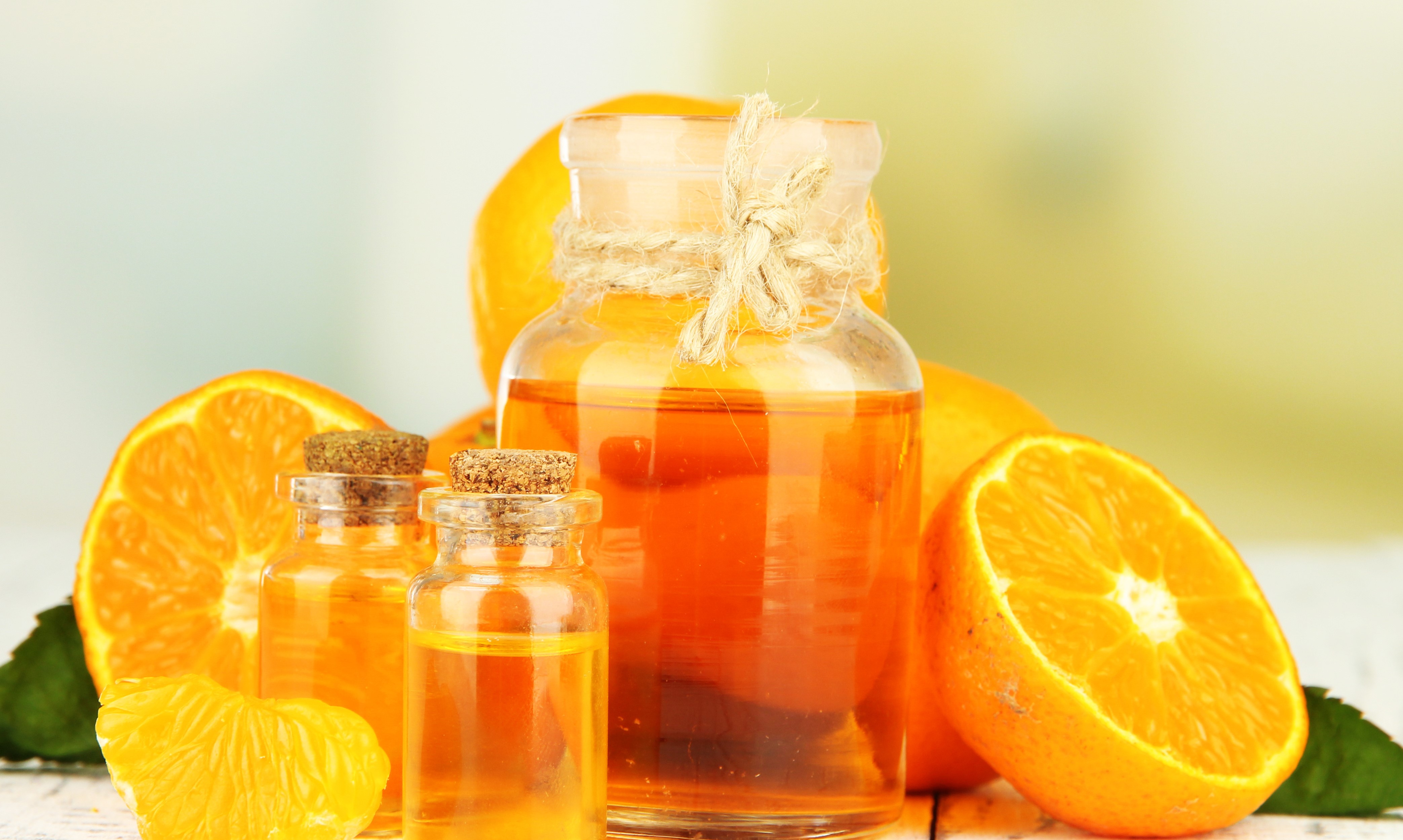 Масло апельсина для волос. Апельсиновое масло. Эфирное масло апельсина. Касторовое масло с апельсиновым соком. Масло апельсина для косметики.