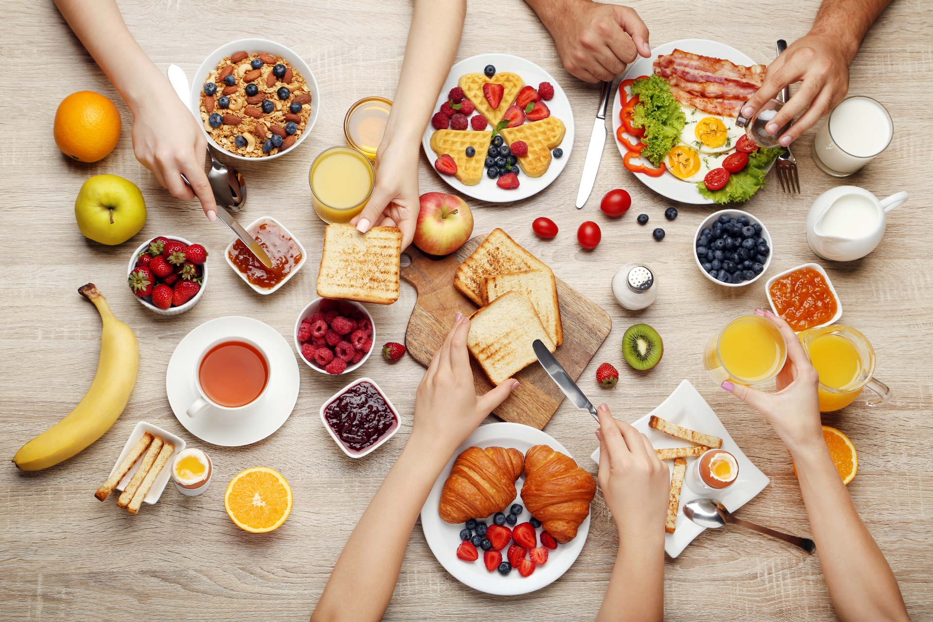 Что нужно кушать в первые. Здоровый завтрак. Завтрак для всей семьи. Здоровое питание. Вкусный завтрак для семьи.