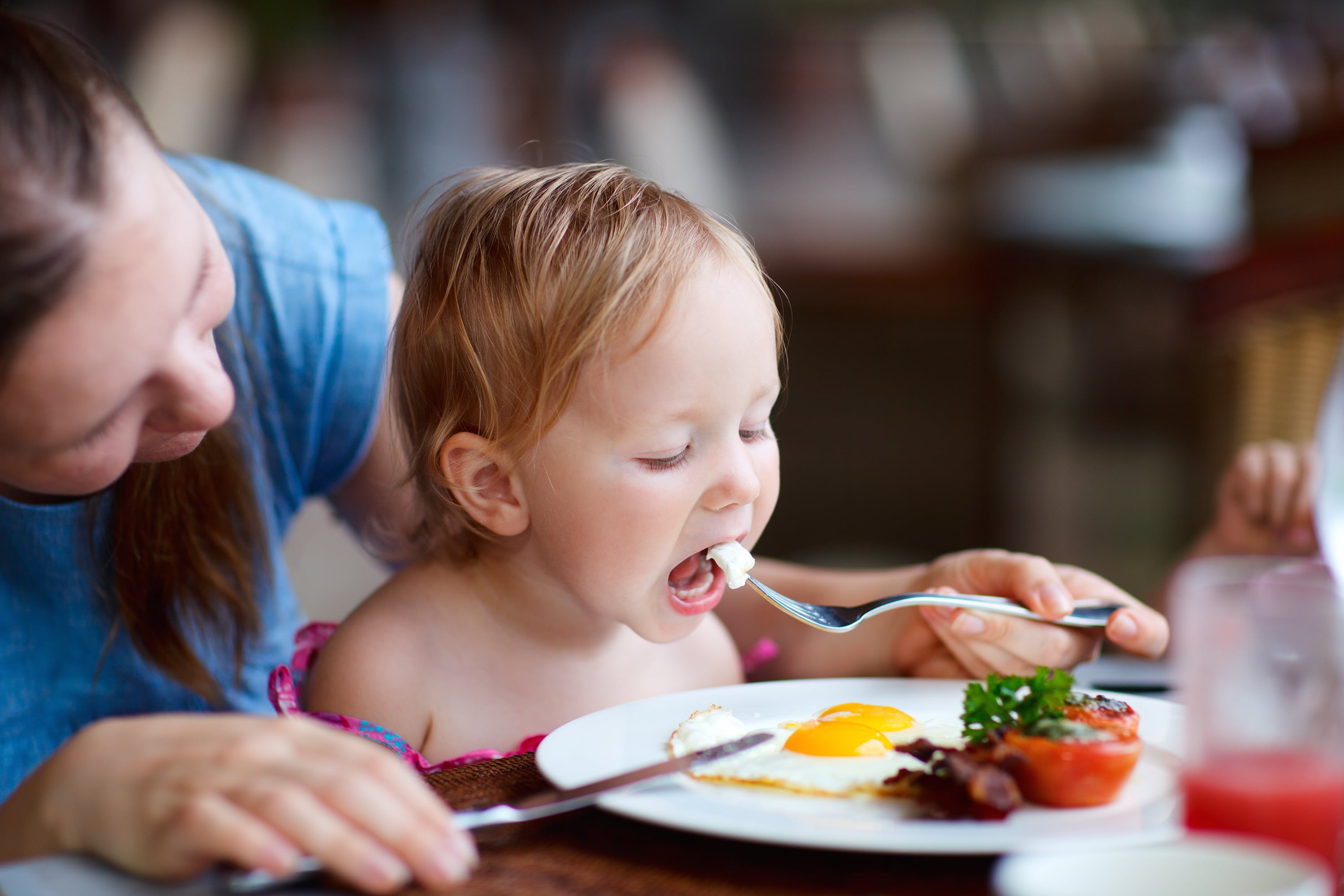 Кормят ли родителей. Завтрак для детей. Ребенок завтракает. Дети за столом. Питание детей.