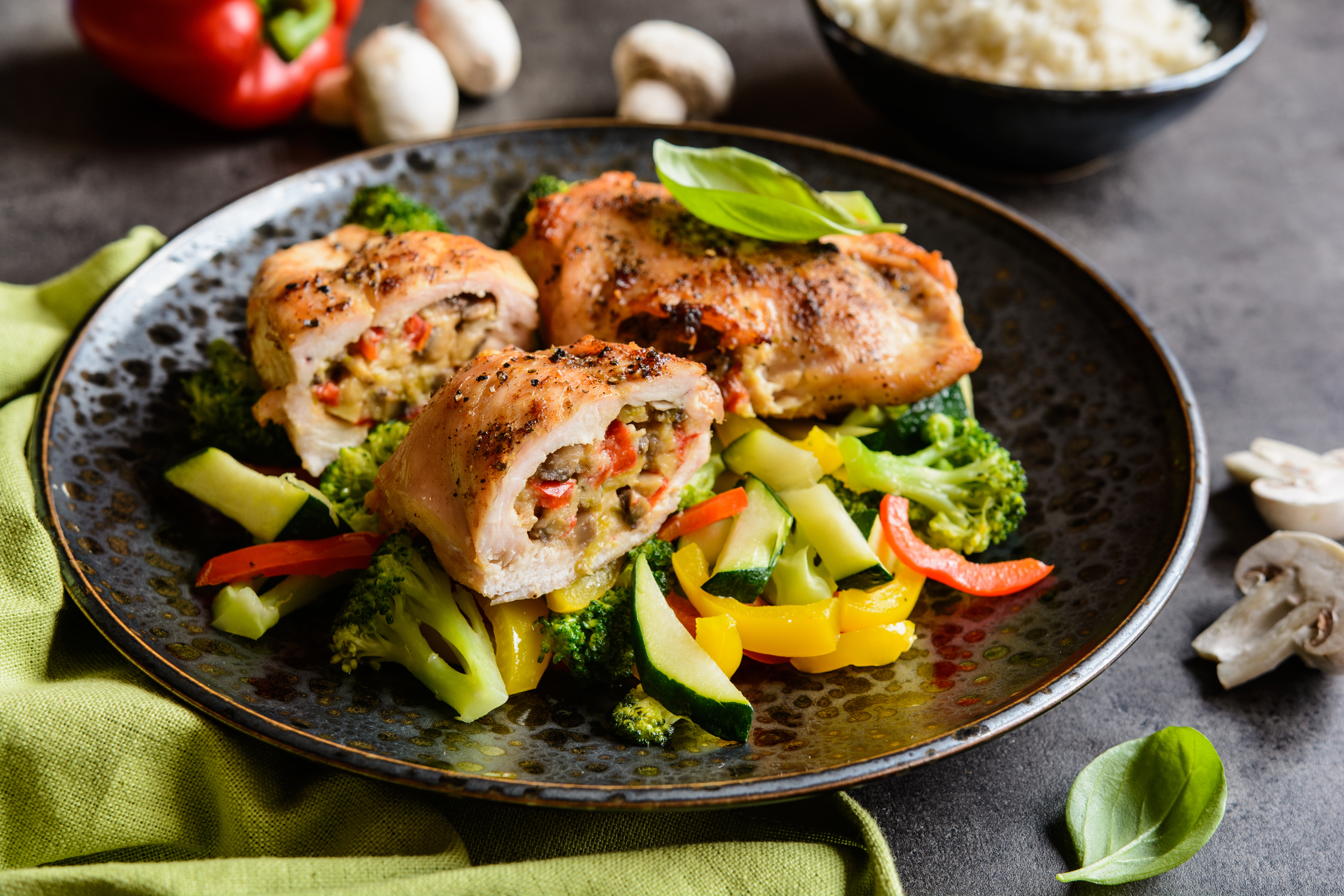 Рецепт грудки куриной с овощами на сковороде. Гарнир к курице. Курица с овощами. Грудка с овощами. Куриная грудка с овощами.