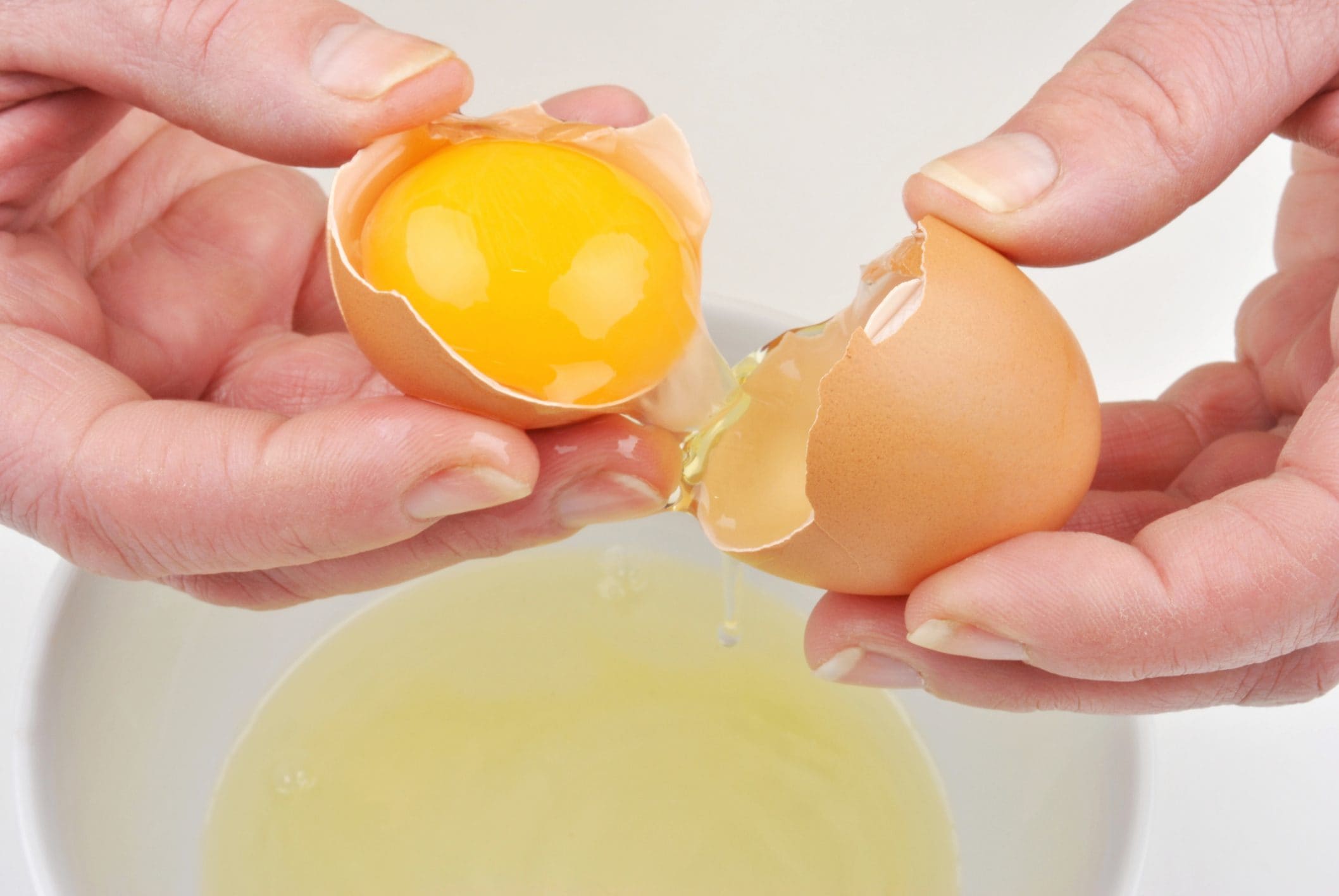 Маска яйцо лимон. Яйца масло. Маска для лица с яйцом желтком. Яичный желток для волос. Масло желток.