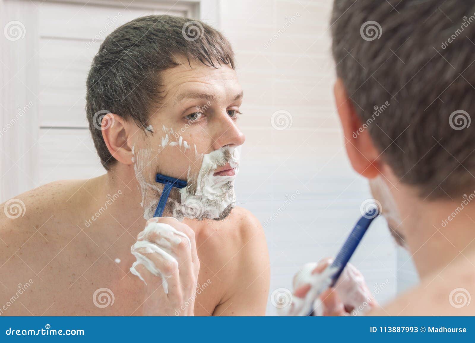 Брею перед походом. Мужчина бреется. Идеальное бритье для мужчин. Перед бритьем. Мужчина бреется Сток.