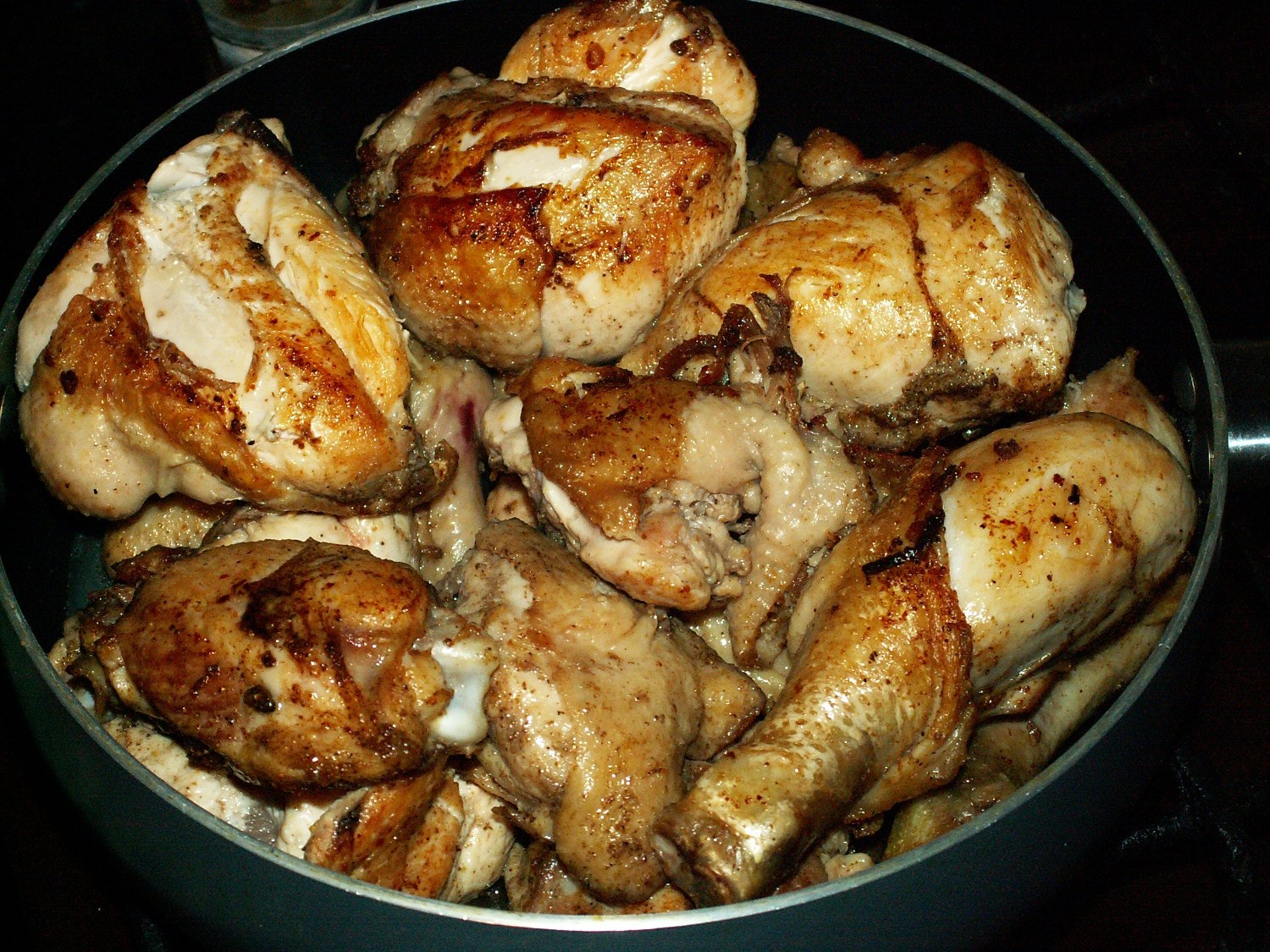 Чесночная курица на сковороде. Кусочки жареной курицы. Жареная курица на сковороде. Сковородка с курицей. Жаринное курица на сковороде.