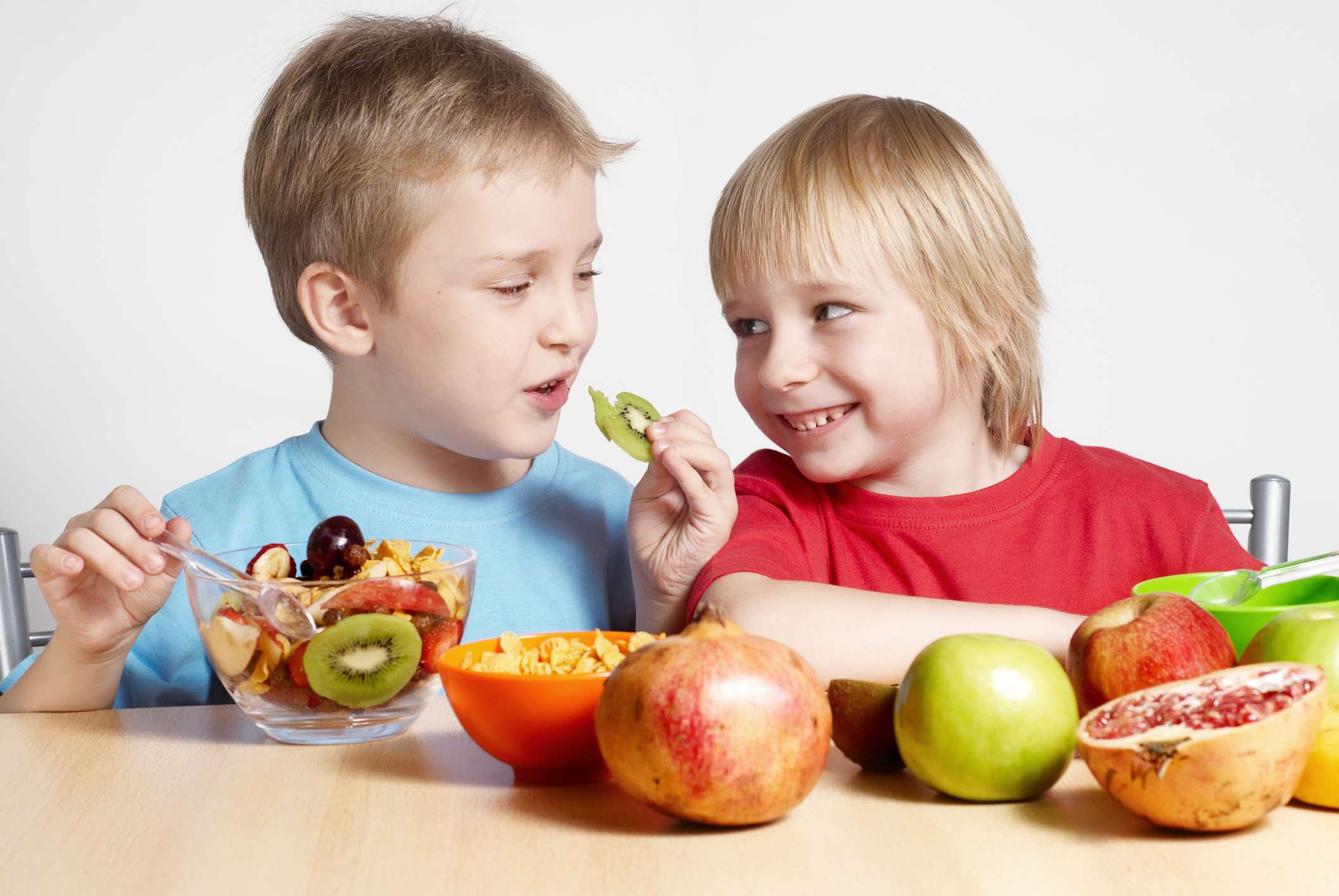 Что нужно есть школьнику. Здоровое питание для детей. Здоровое питание для детей дошкольного возраста. Полезная еда для детей. Здоровая еда для дошкольников.